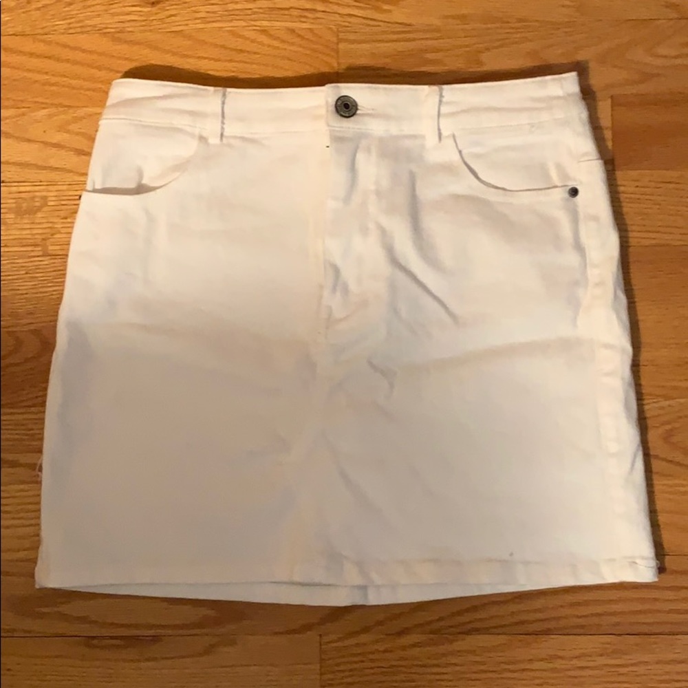 Windsor White Denim Skirt. Size Small